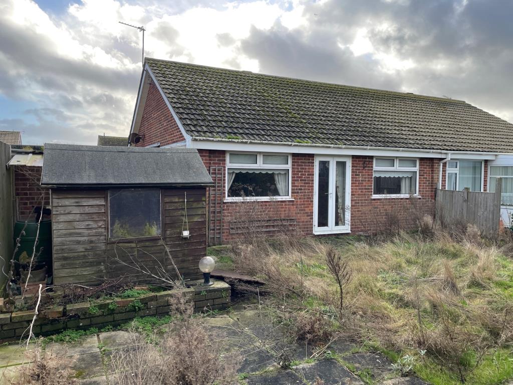 Lot: 126 - SEMI-DETACHED BUNGALOW IN POPULAR LOCATION - 